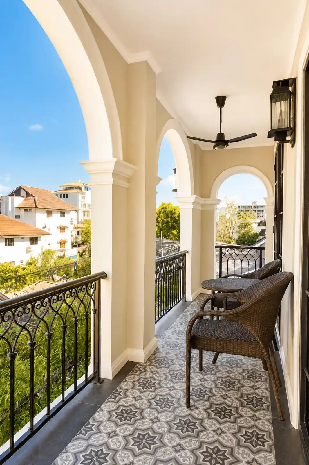 Floor 2 — Treetop Balcony